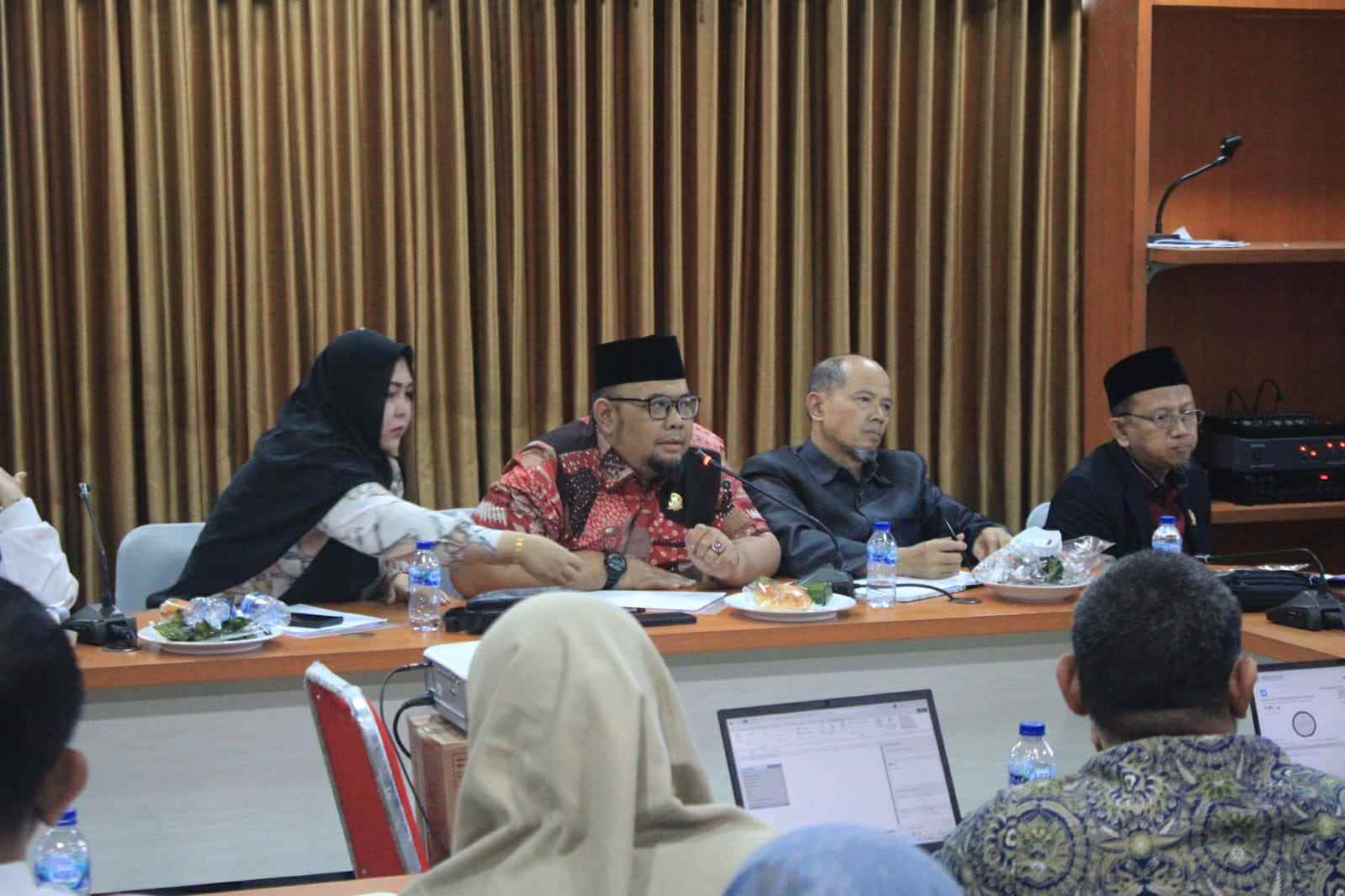 Foto :&nbsp;RAPAT KERJA GABUNGAN : Rapat Kerja Gabungan antara DPRD Kabupaten Bekasi bersama Dinas Kesehatan, Dinas Sosial, Dinas Kependudukan dan Pencatatan Sipil dan BPJS kesehatan Cabang Cikarang terkait Kepesertaan Penerima Bantuan Iuran (PBI) APBD dan APBN, yang diselenggarakan di Gedung DPRD, Kompleks Pemkab Bekasi, Cikarang Pusat, pada Rabu (08/01/2024). Foto : Diskominfosantik Kab Bekasi