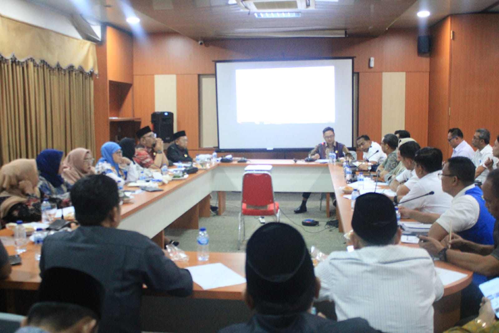 Foto :&nbsp;RAPAT KERJA GABUNGAN : Rapat Kerja Gabungan antara DPRD Kabupaten Bekasi bersama Dinas Kesehatan, Dinas Sosial, Dinas Kependudukan dan Pencatatan Sipil dan BPJS kesehatan Cabang Cikarang terkait Kepesertaan Penerima Bantuan Iuran (PBI) APBD dan APBN, yang diselenggarakan di Gedung DPRD, Kompleks Pemkab Bekasi, Cikarang Pusat, pada Rabu (08/01/2024). Foto : Diskominfosantik Kab Bekasi