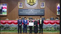 DPRD Kota Bandung menyerahkan nama pasangan wali kota dan wakil wali kota terpilih hasil Pilkada 2024