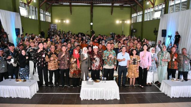 HARI DESA NASIONAL Sekda Herman Suryatman Dorong Gerakan Tanam Cabai Rawit di Halaman Rumah