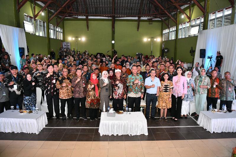 HARI DESA NASIONAL Sekda Herman Suryatman Dorong Gerakan Tanam Cabai Rawit di Halaman Rumah