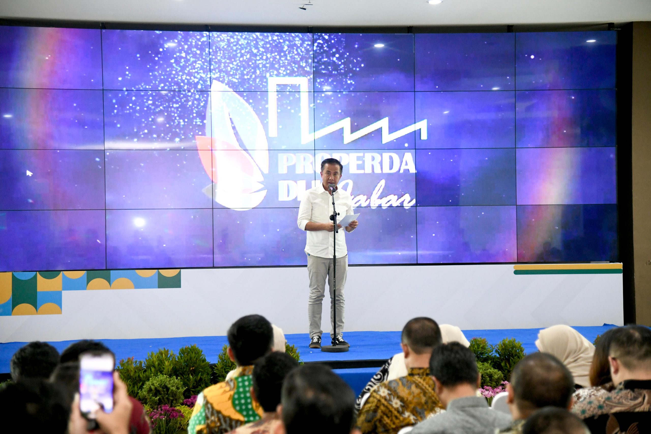 Bey Machmudin Serahkan Sertifikat Biru kepada Perusahaan Peduli Lingkungan