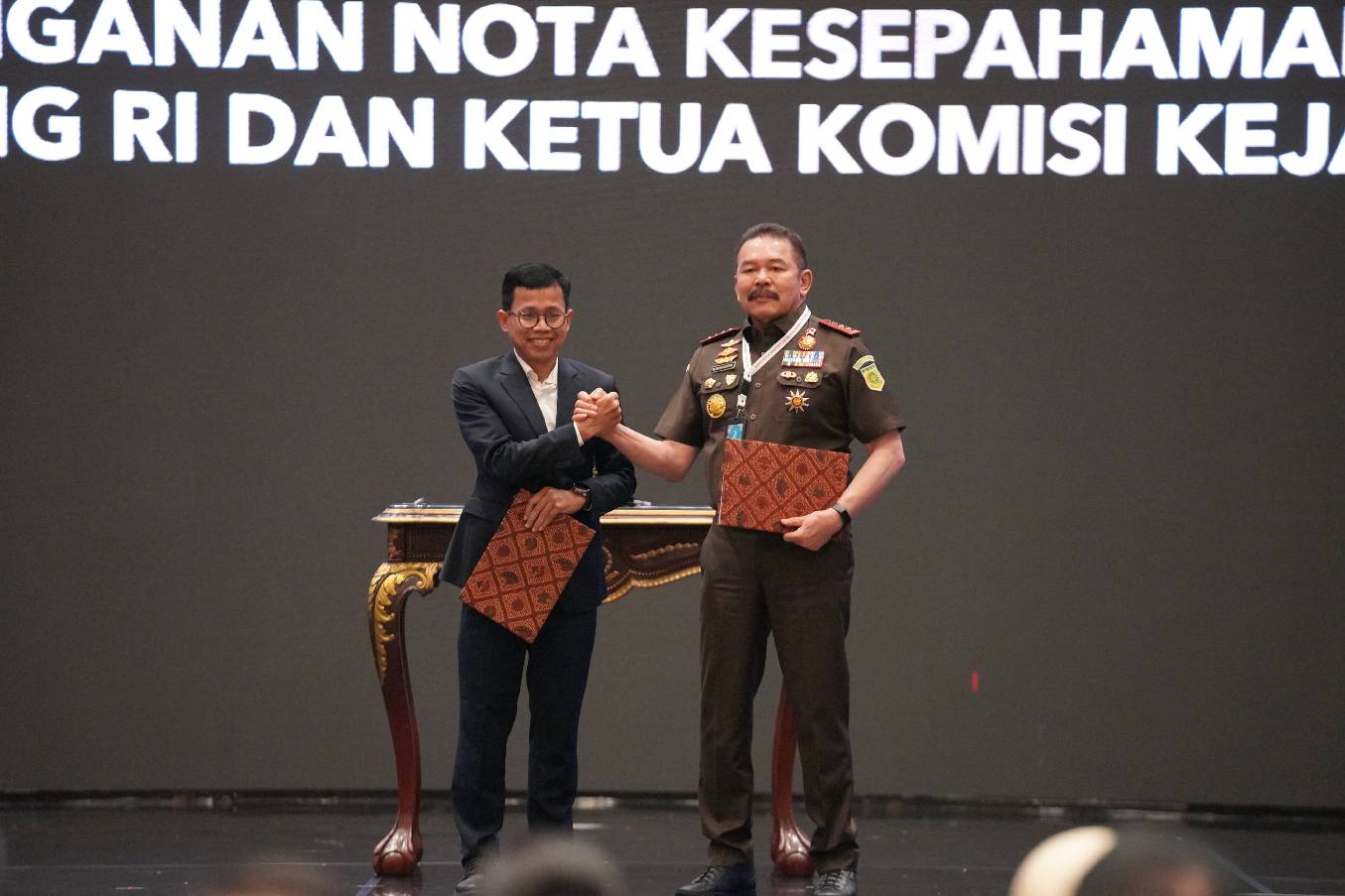 Optimalkan Pelaksanaan Tugas dan Fungsi, Jaksa Agung ST Burhanuddin Menandatangani Nota Kesepahaman dengan Ketua Komisi Kejaksaan RI