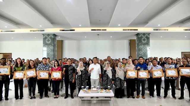 Bey Machmudin Serahkan Sertifikat Biru kepada Perusahaan Peduli Lingkungan