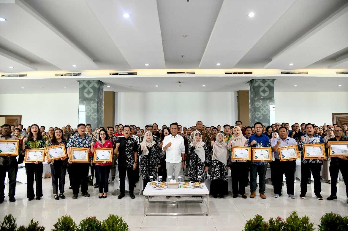 Bey Machmudin Serahkan Sertifikat Biru kepada Perusahaan Peduli Lingkungan