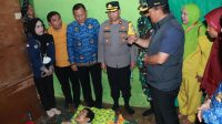 Kapolres Diwakili Wakapolres Lampung Utara Kompol Yohanis, S.H., M.H Bersama Forkopimda Lampung Utara Sambangi Warga Lumpuh di Desa Abung Jayo