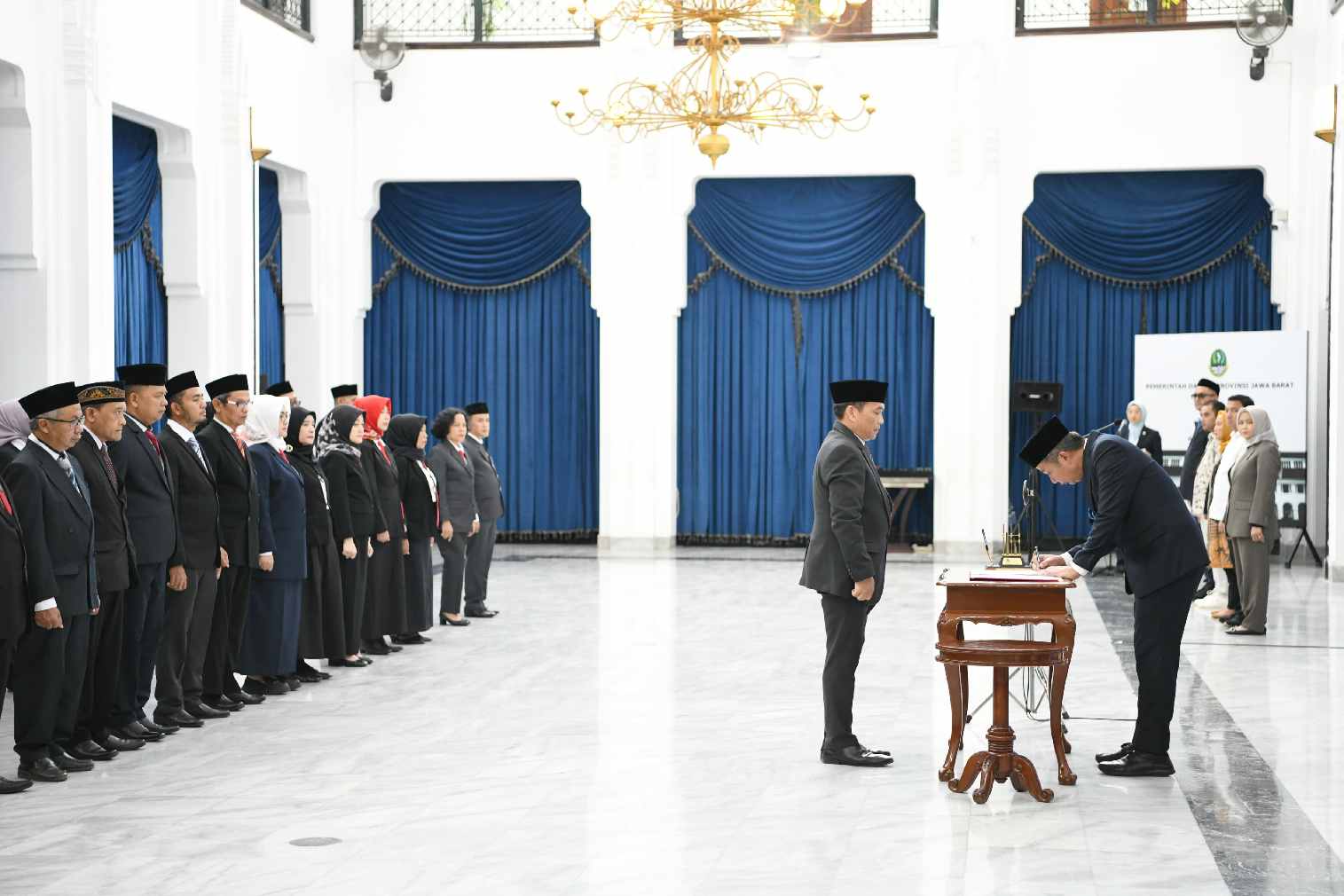 Bey Machmudin Lantik Anggota BPSK Jabar 2025-2030