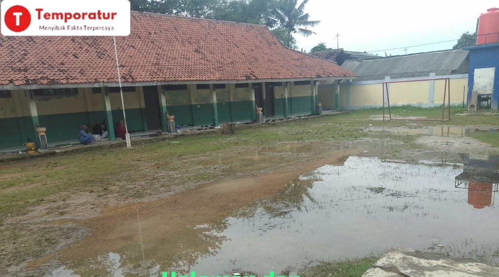 Kondisi halaman sekolah SDN 04 Bojongsari saat keadaan hujan, Sabtu 18/01/2025