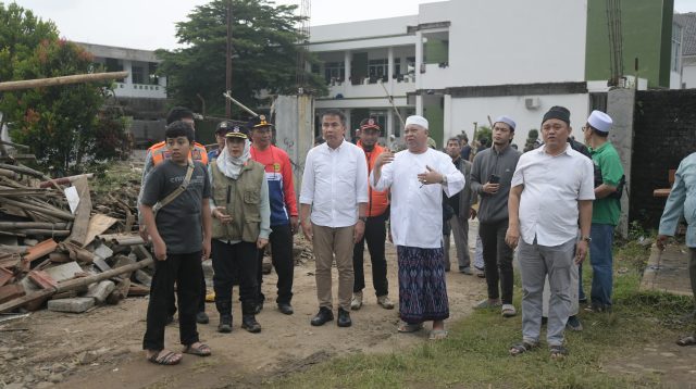 Bey Machmudin Tinjau Lokasi Banjir Bandang Cirebon