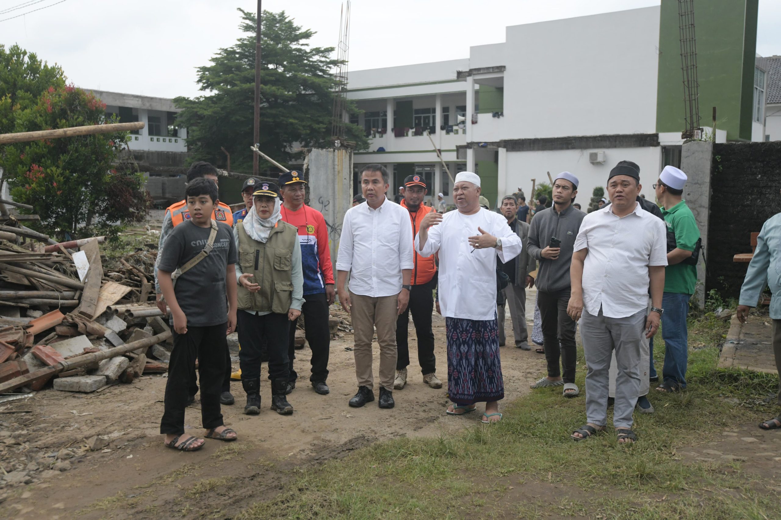 Bey Machmudin Tinjau Lokasi Banjir Bandang Cirebon