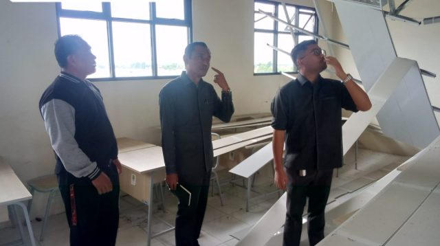 Baru Dibangun Setahun Plafon Bangunan SDN 02 Sukamakmur Ambrol