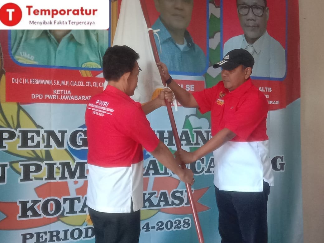 Penyerahan kembali Bendera Pataka oleh ketua OKK Bp Tomy Saputra kepada Ketua DPC Kota Bekasi  H Suardi SE