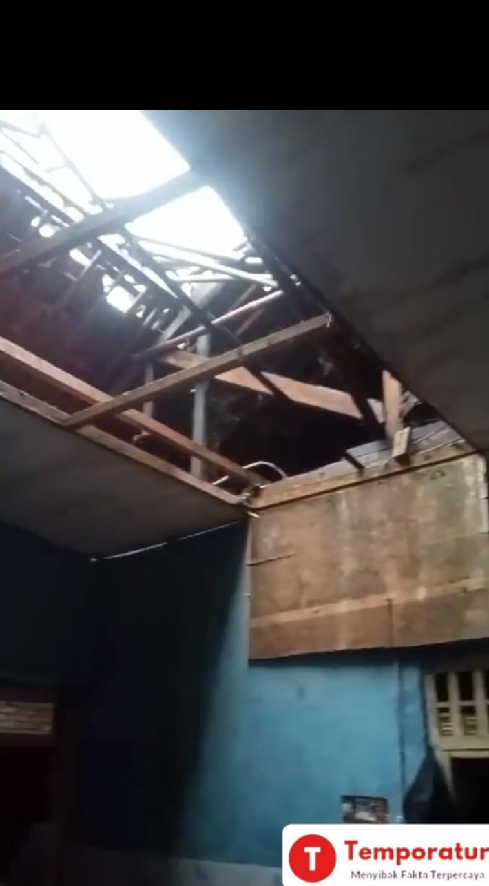 Foto : Akibat Hujan Deras Rumah Warga di Kampung Pulodamar Desa Sukamantri Roboh&nbsp;(M2)