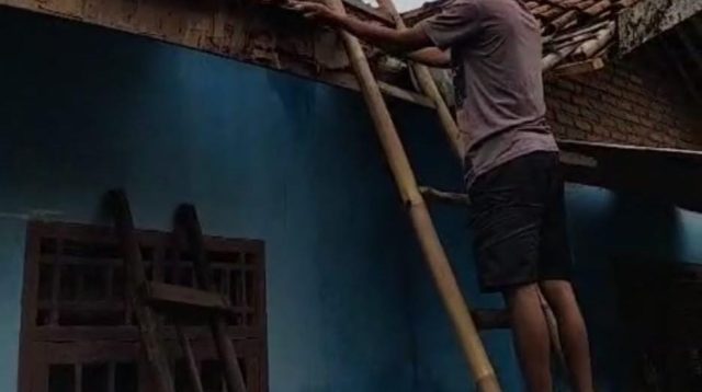 Akibat Hujan Deras Rumah Warga di Kampung Pulodamar Desa Sukamantri Roboh 