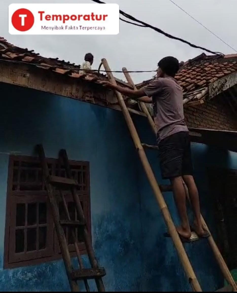 Akibat Hujan Deras Rumah Warga di Kampung Pulodamar Desa Sukamantri Roboh 