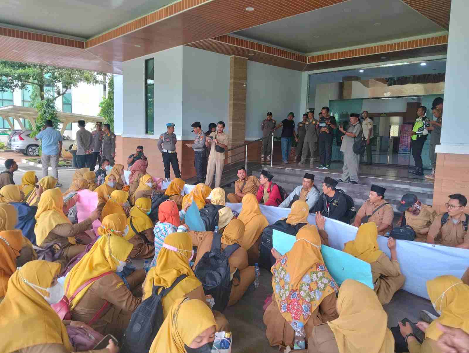 Keterangan foto: Aksi Demonstrasi guru honor di halaman kantor Bupati Bekasi, Kamis, 23/01/2025.( ft.: RH)