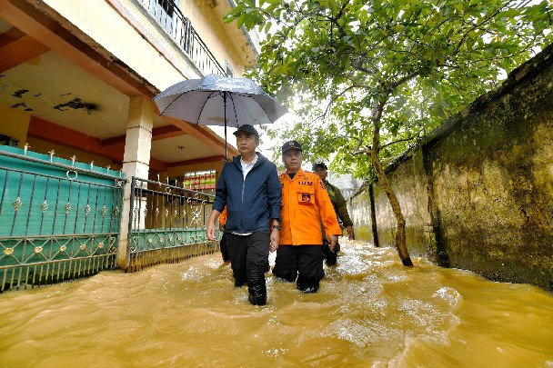 Bey Machmudin Tinjau Banjir Dayeuhkolot, Tegaskan Pentingnya Sinergi untuk Penanganan Cepat