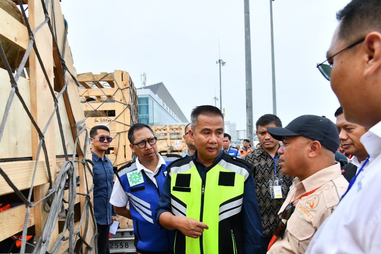 Bey Machmudin Sambut Kedatangan Kargo Perdana di Bandara Kertajati
