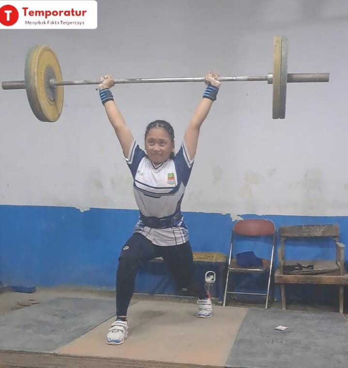 Keterangan foto : Vira Rahmah Hidayat atlet angkat besi Kabupaten Bekasi sedang berlatih. (ft : RH)