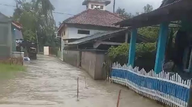 Puluhan Tahun Banjir Saat Musim Hujan, Warga Kampung Kranding Keluhkan Tanggul Sungai Ciherang yang Tak Kunjung Diperbaiki
