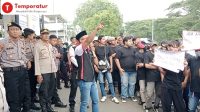 Sejumlah Massa LSM Sniper Indonesia Unjuk rasa  Minta Batalkan Sertifikat HGB oleh ATR/BPN Kabupaten Bekasi