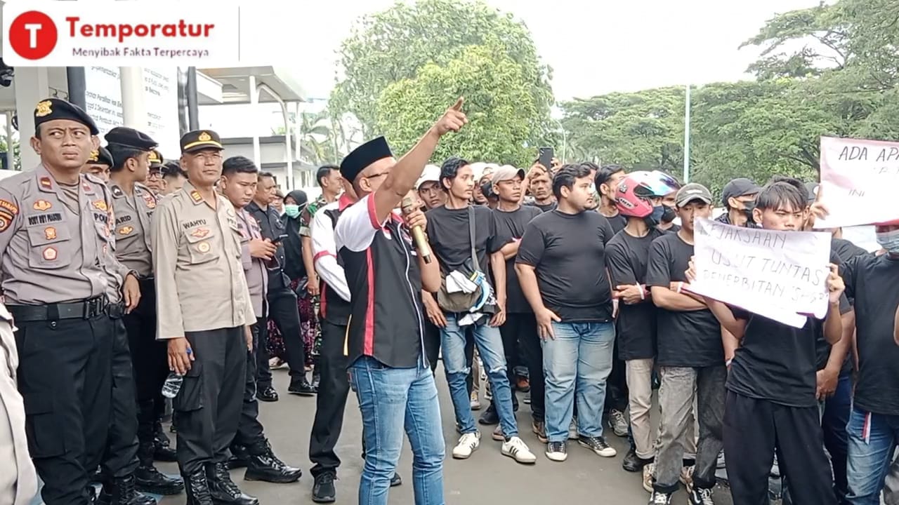 Sejumlah Massa LSM Sniper Indonesia Unjuk rasa  Minta Batalkan Sertifikat HGB oleh ATR/BPN Kabupaten Bekasi