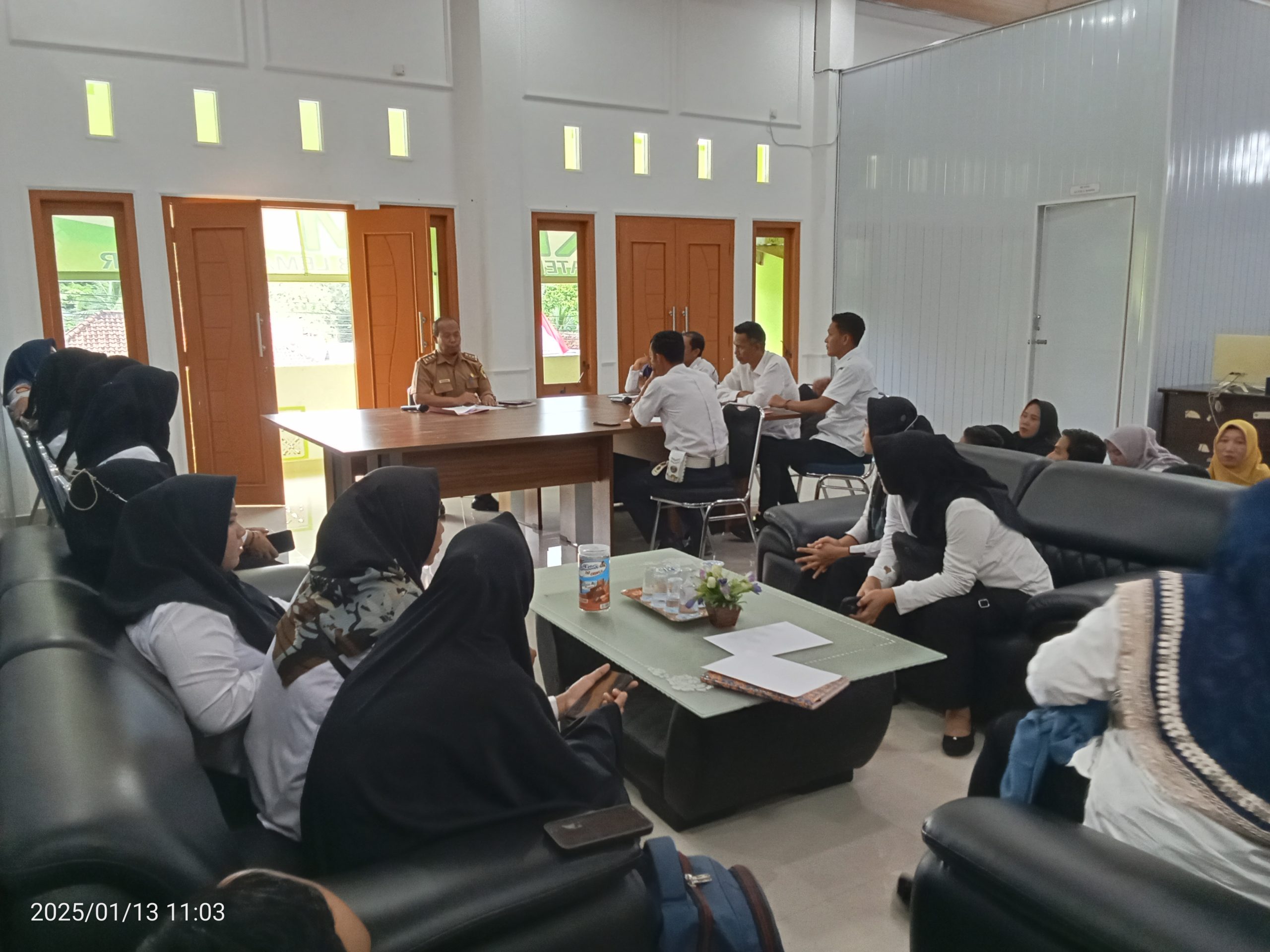 Keluhkan Nasib.! Puluhan Tenaga Pengajar Honorer dan Pegawai Honor Dishub Datangi Kantor BKPSDM 1 IMG20250113110329 scaled