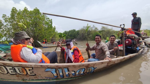 Hari Lahan Basah Sedunia dengan Penanaman Mangrove di Muaragembong