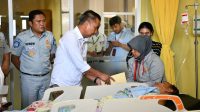 Pj Gubernur Jabar Bey Machmudin Jenguk Korban Kecelakaan Beruntun di RSUD Ciawi