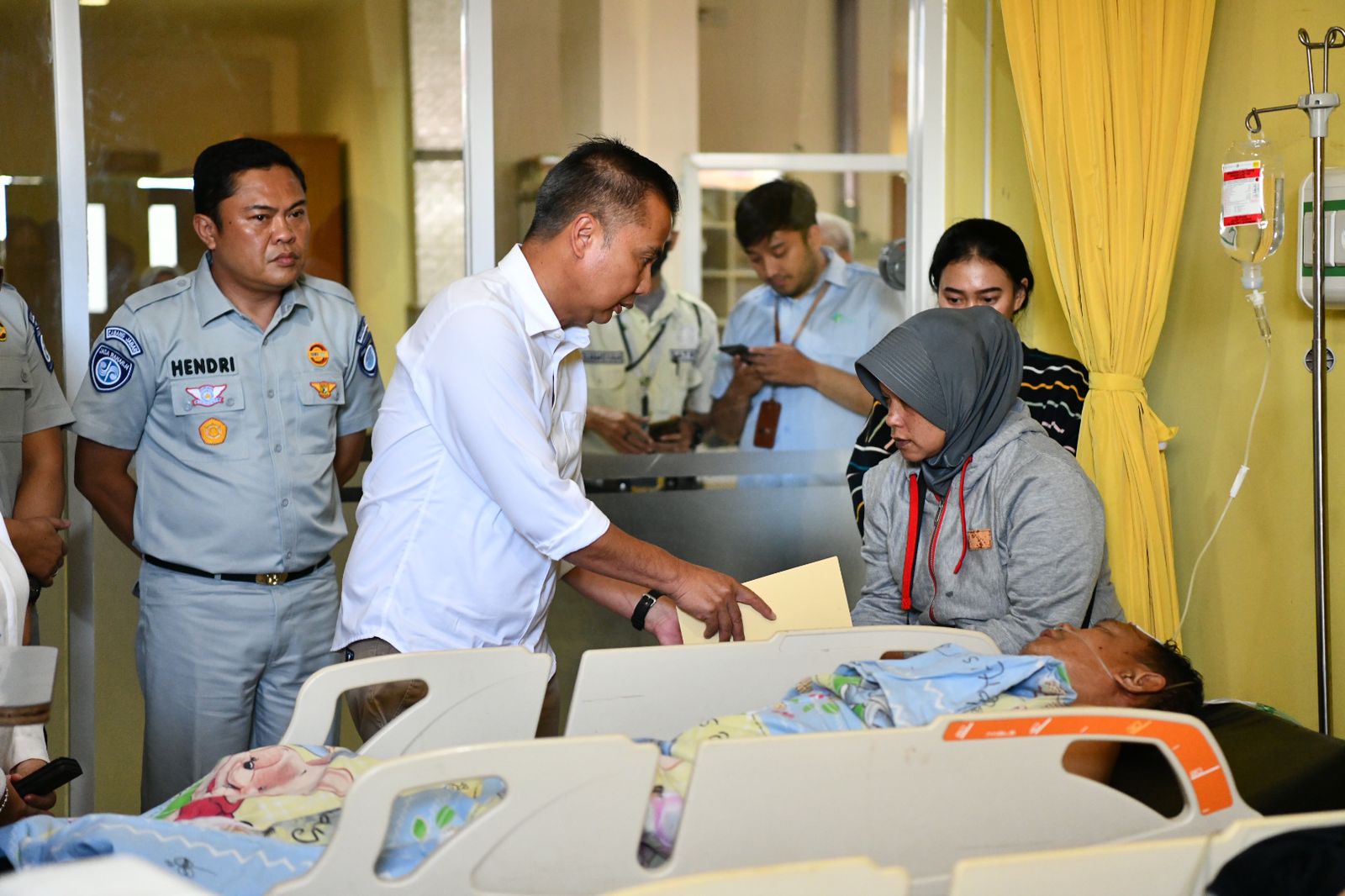 Pj Gubernur Jabar Bey Machmudin Jenguk Korban Kecelakaan Beruntun di RSUD Ciawi
