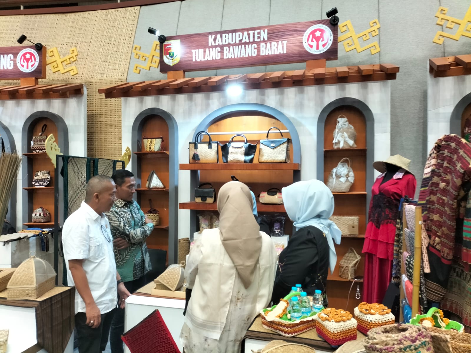 Dukung Kerajinan Daerah Tubaba Aleg DPRD Tubaba Sodri Helmi kunjungi INACRAF 2025
