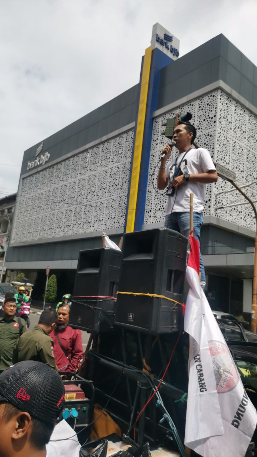 LSM Trinusa DPD Jawa Barat Gelar Aksi Demo di Depan Kantor Bank BJB: Tuntut Pertanggungjawaban atas Dana Iklan
