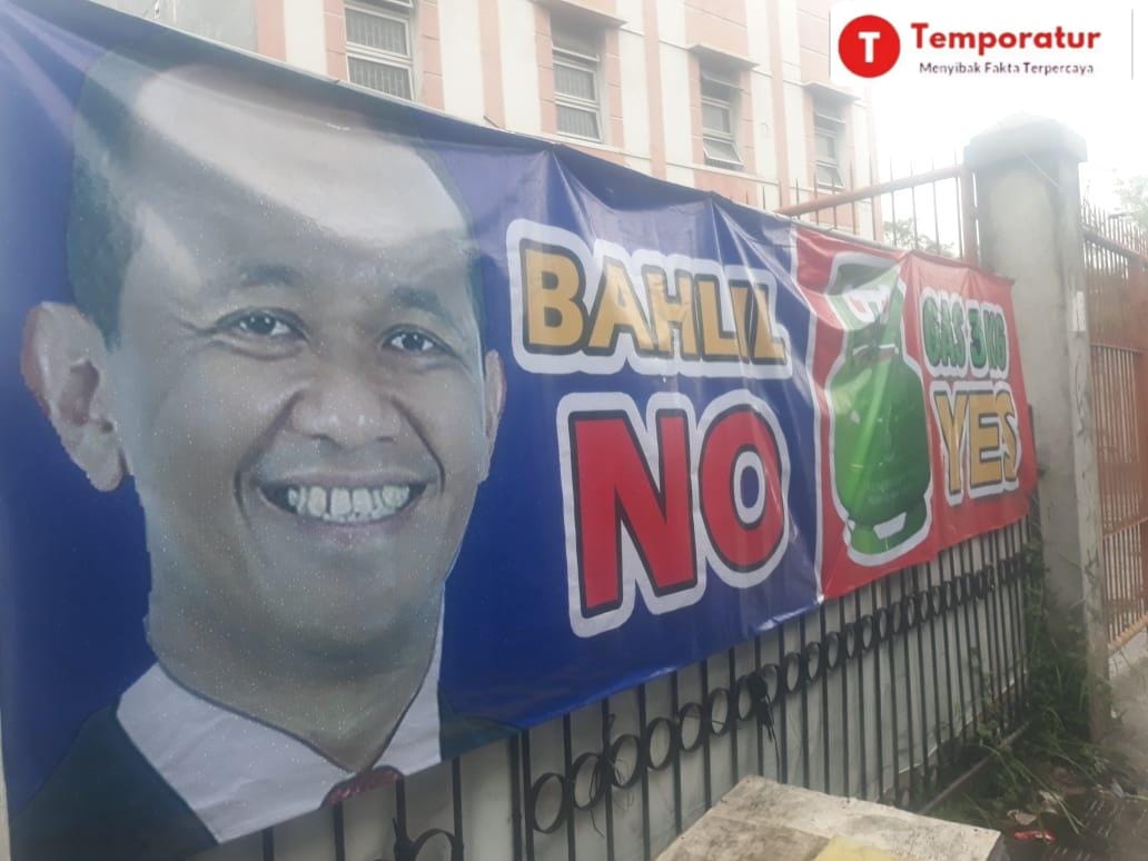 Jalan Fatahillah Cikarang di Penuhi Ratusan Spanduk “Bahlil NO GAS LPG 3Kg YESS”