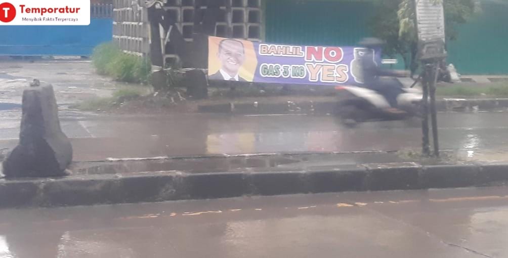 Keterangan foto: Sapnduk bertuliskan "Bahlil NO GAS LPG 3Kg YESS" di Jalan Raya Fatahillah Cikarang Bekasi,Kamis 06/02/2025.(ft : SS)