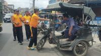 Jumat Berkah! Polsek Tanjung Pura Bagikan Nasi Kotak kepada Tukang Becak
