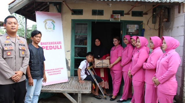 Tiga Warga Tidak Mampu dan Alami Disabilitas Dapatkan Santunanan Dari Polsek Tarumajaya