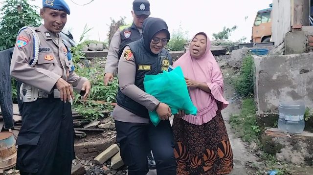 Jum’at Berkah Kapolsek Kedungwaringin  didampingi Bhabinkamtibmas Bagikan Sembako, Rutin disetiap Hari Jum’at