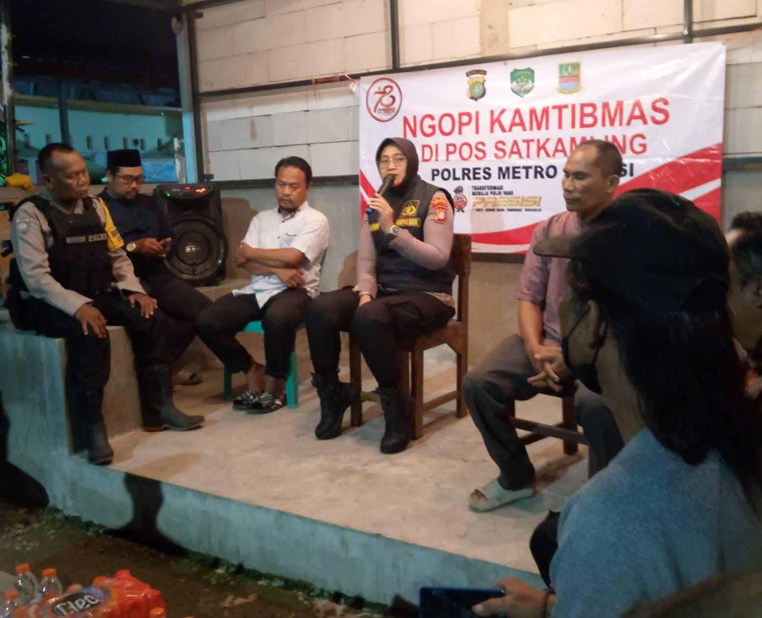 Keterangan foto : Ngopi Kamtibmas, Digelar Kapolsek AKP Aliyani SH di Perumahan Kedungwaringin ,Sabtu, 08/02/2025. (ft: Umpah)