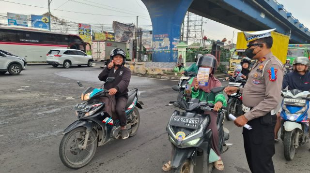 Hari Ke-2 Operasi Keselamatan Jaya: Satlantas Polres Metro Bekasi Berikan Imbauan dan Edukasi