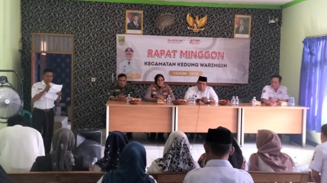 Bahas  Kesejahteraan Masyarakat,Rapat Minggon Kecamatan Kedungwaringin di Aula Kantor Desa Karang Harum