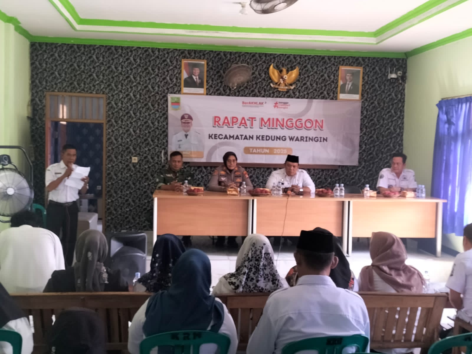 Bahas  Kesejahteraan Masyarakat,Rapat Minggon Kecamatan Kedungwaringin di Aula Kantor Desa Karang Harum