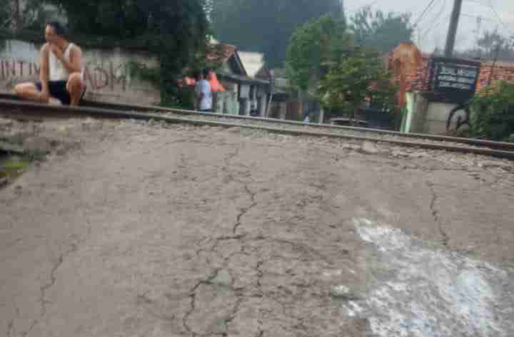 Usai Jemput Anak Sekolah Seorang Ibu Tertabrak Kereta Commuter di Perlintasan Kereta Api Tanpa Palang Pintu