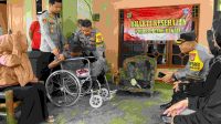 Peduli Sesama Kapolsek Cikarang Barat dampingi Kapolres Metro Bekasi salurkan Bantuan Kursi Roda kepada Penyandang Disabilitas