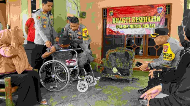 Peduli Sesama Kapolsek Cikarang Barat dampingi Kapolres Metro Bekasi salurkan Bantuan Kursi Roda kepada Penyandang Disabilitas