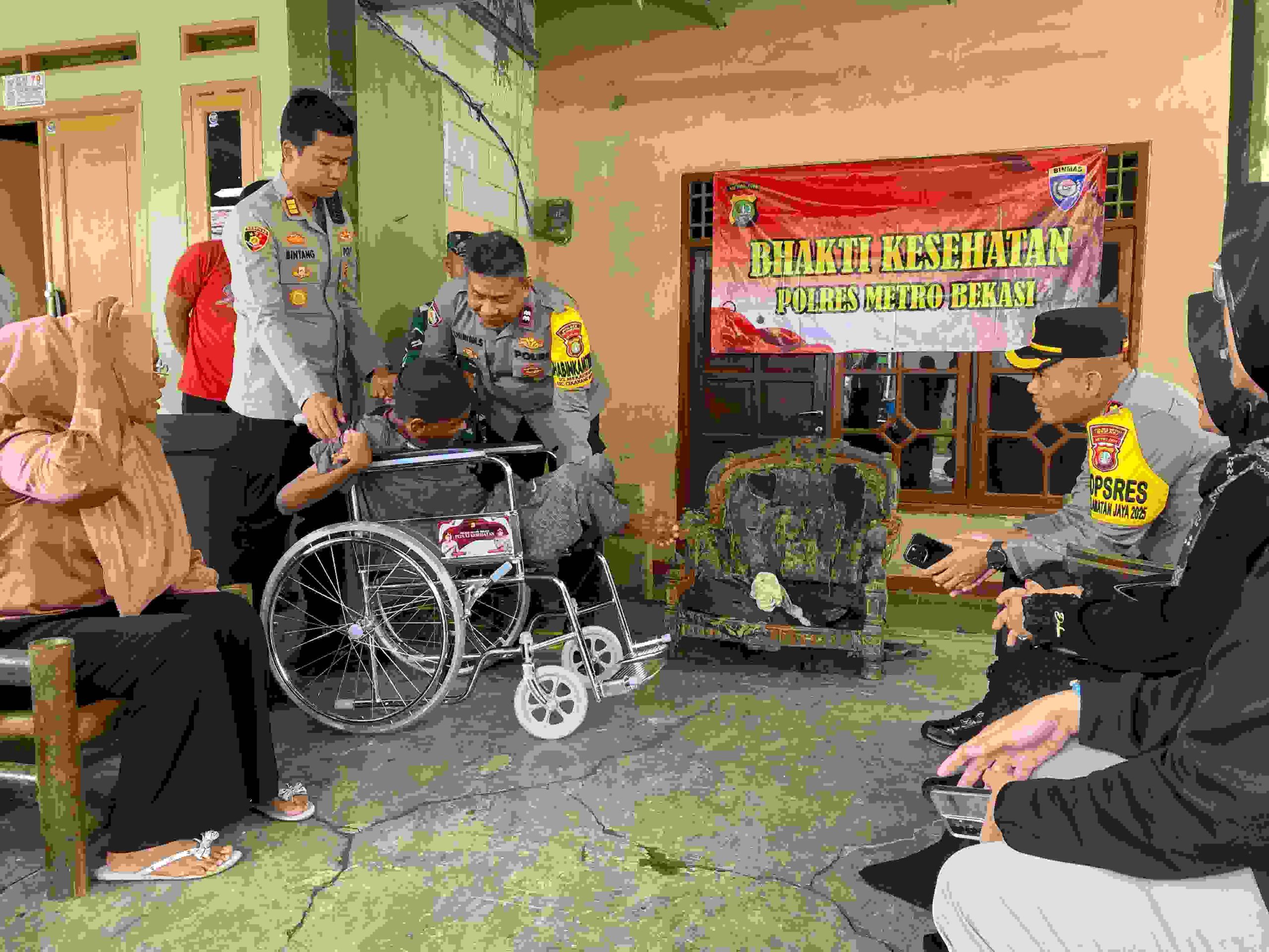 Peduli Sesama Kapolsek Cikarang Barat dampingi Kapolres Metro Bekasi salurkan Bantuan Kursi Roda kepada Penyandang Disabilitas