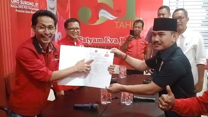Keterangan foto: Soleman Ketua DPC PDIP Kabupaten Bekasi memberikan rekomendasi kepada Ade Kuswara Kunang dalam Pilkada Kabupaten Bekasi 2025.( Dokumentasi( Foto Istimewa)