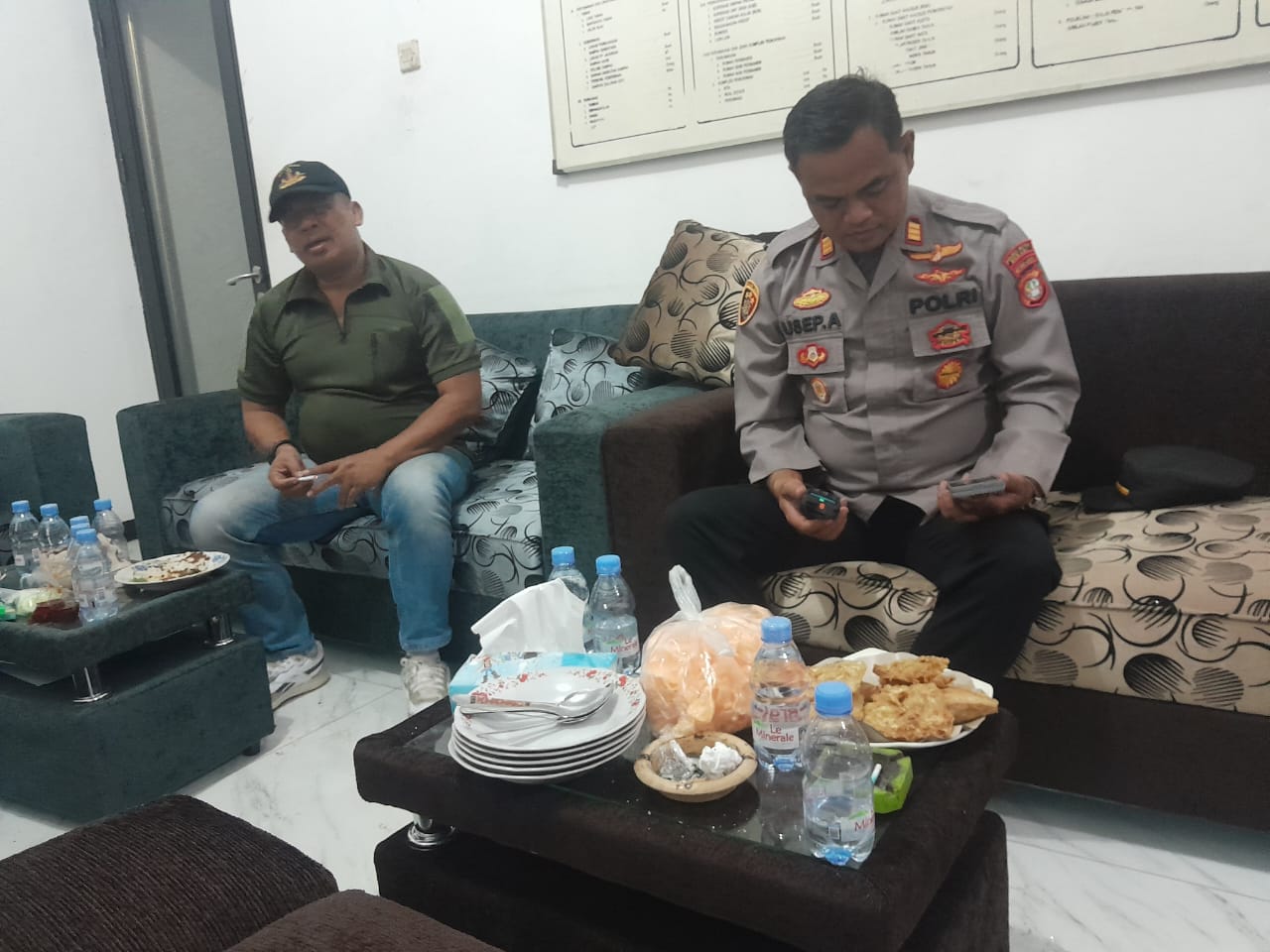 Dipimpin Kapolsek, 42 Personil Gabungan Polsek Setu Melaksanakan Apel di Halaman Kantor Desa Lubang Buaya 1 Keterangan foto: Kapolsek Setu AKP Usep Armansyah sambangi Desa Lubang Buaya, Sabtu 22/02/2025.