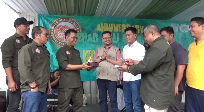 Rayakan Milad ke- 3 Tahun, YRKC Komunitas Peduli Lingkungan Tebar Ribuan Ikan