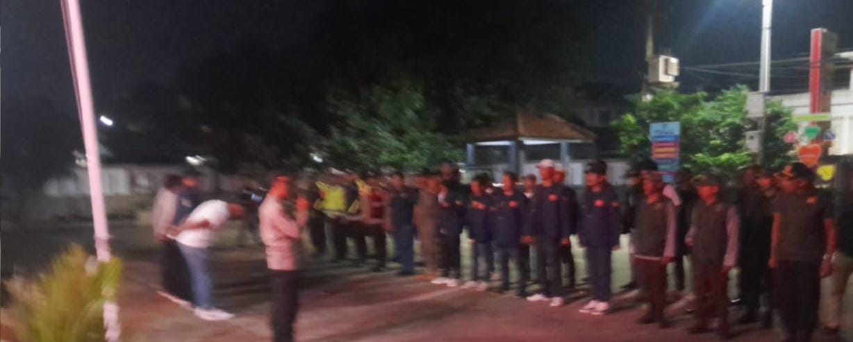 Dipimpin Kapolsek, 42 Personil Gabungan Polsek Setu Melaksanakan Apel di Halaman Kantor Desa Lubang Buaya