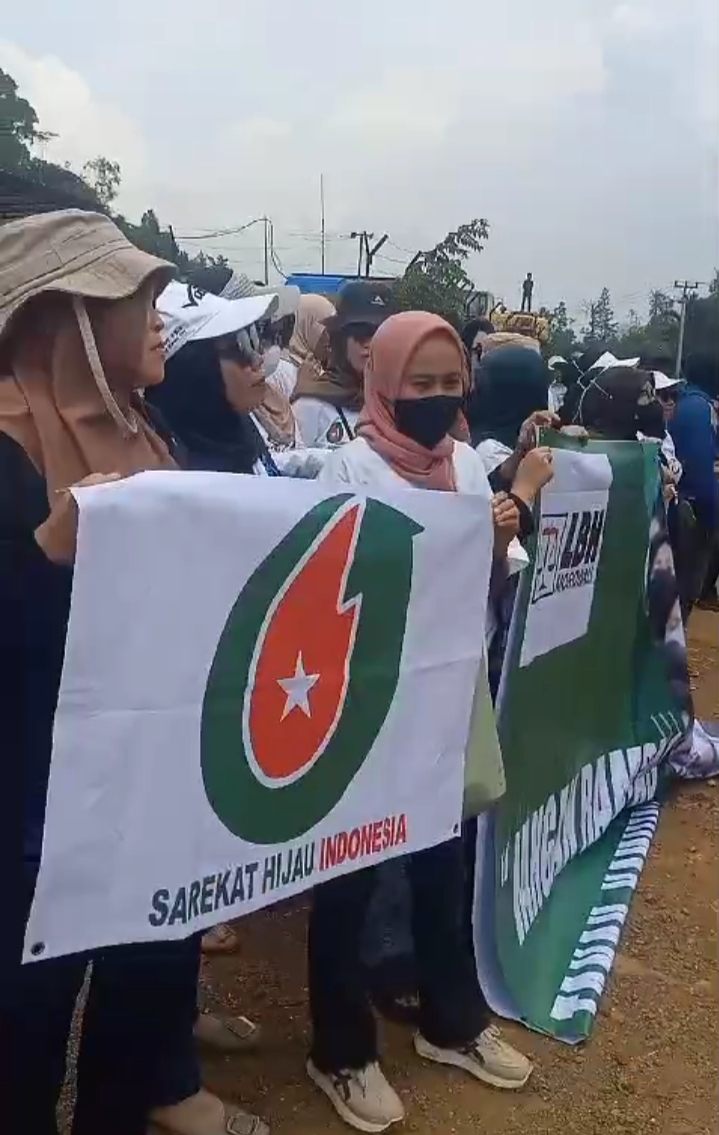 Keterangan foto : Keruk Nikel di Lahan Tanpa Ganti Rugi, Masyarakat Tiga Desa Blokade PT. TAS